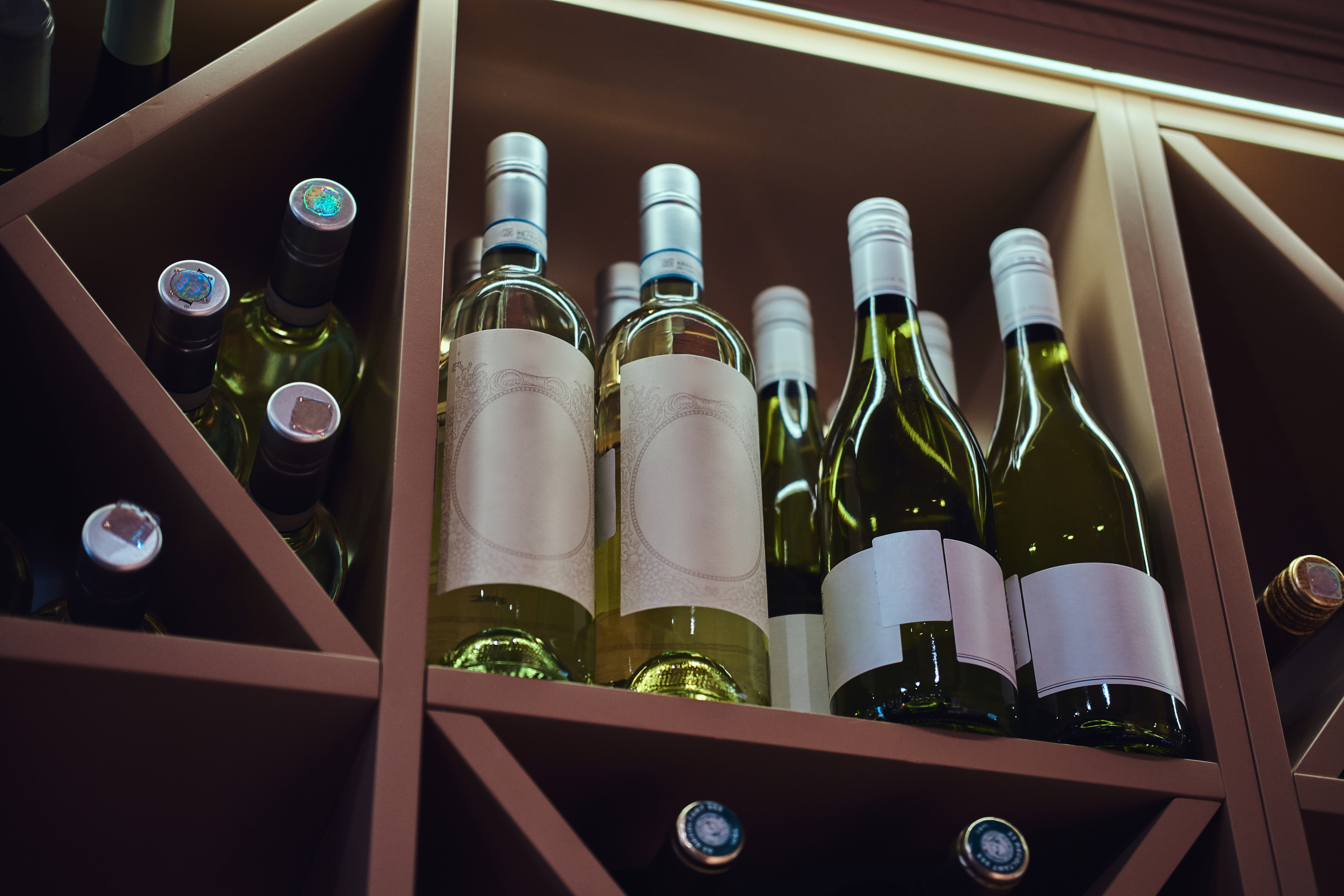 Bouteilles de vin sur étagères