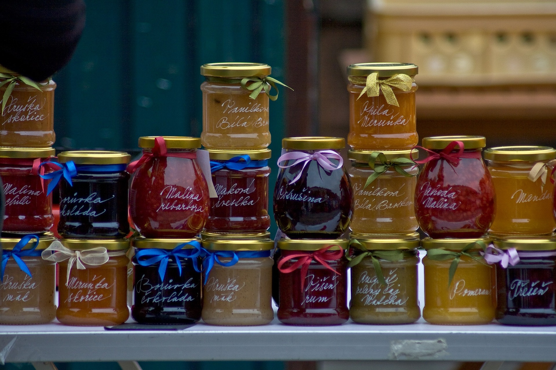Pots de confiture sur étagères